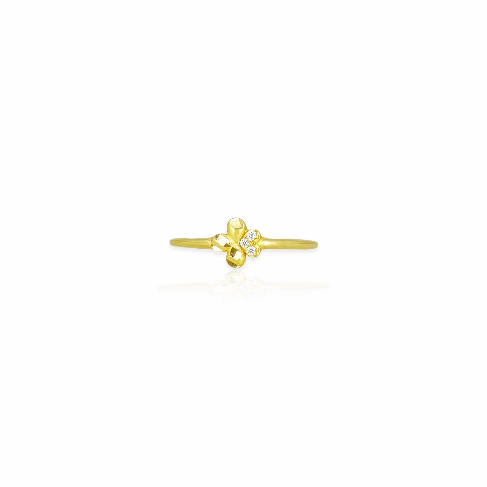 טבעת זהב 14K פרח עדין ולב משובץ זירקונים טבעת זהב 14K פרח עדין ולב משובץ זירקונים