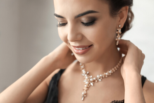 בחורה מתאימה את התכשיטים לשמלה שלה