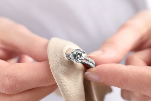 תכשיטן מנקה טבעת יהלום