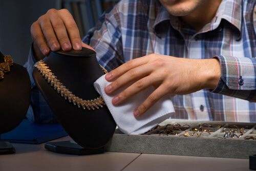 תכשיטן מנקה שרשרת זהב