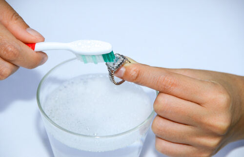 ניקוי אבן חן באמצעות מברשת שיניים רכה