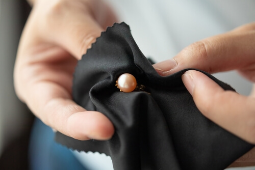 ניקוי פנינה באמצעות מטלית מיקרופייבר