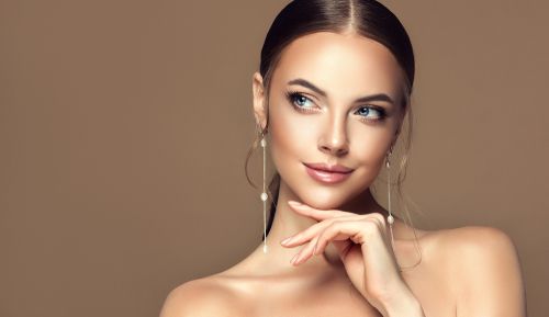 בחורה עם ביטחון עצמי העונדת תכשיטים